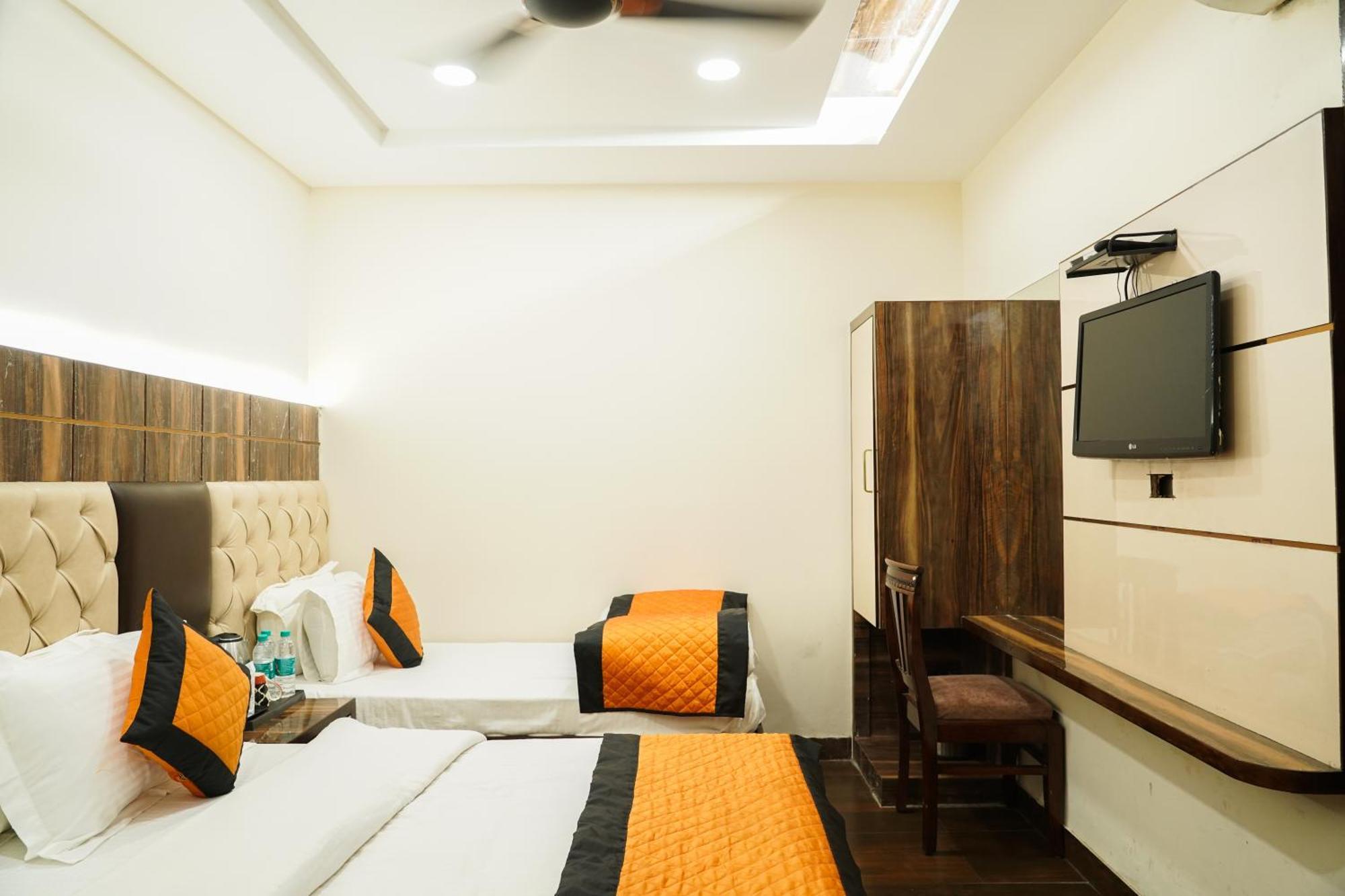 Hotel Batra Home Nizamuddin Нью-Дели Экстерьер фото