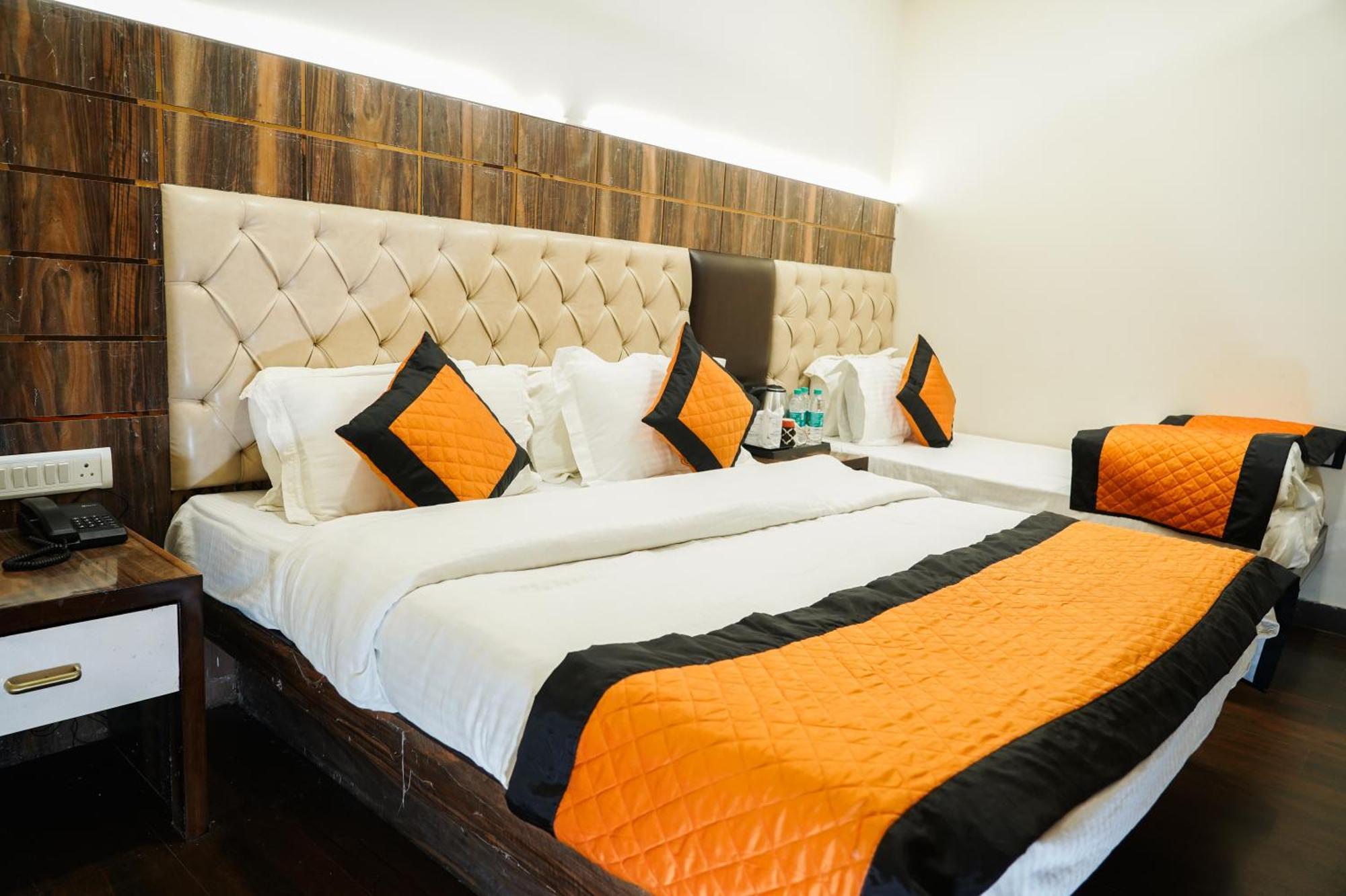 Hotel Batra Home Nizamuddin Нью-Дели Экстерьер фото