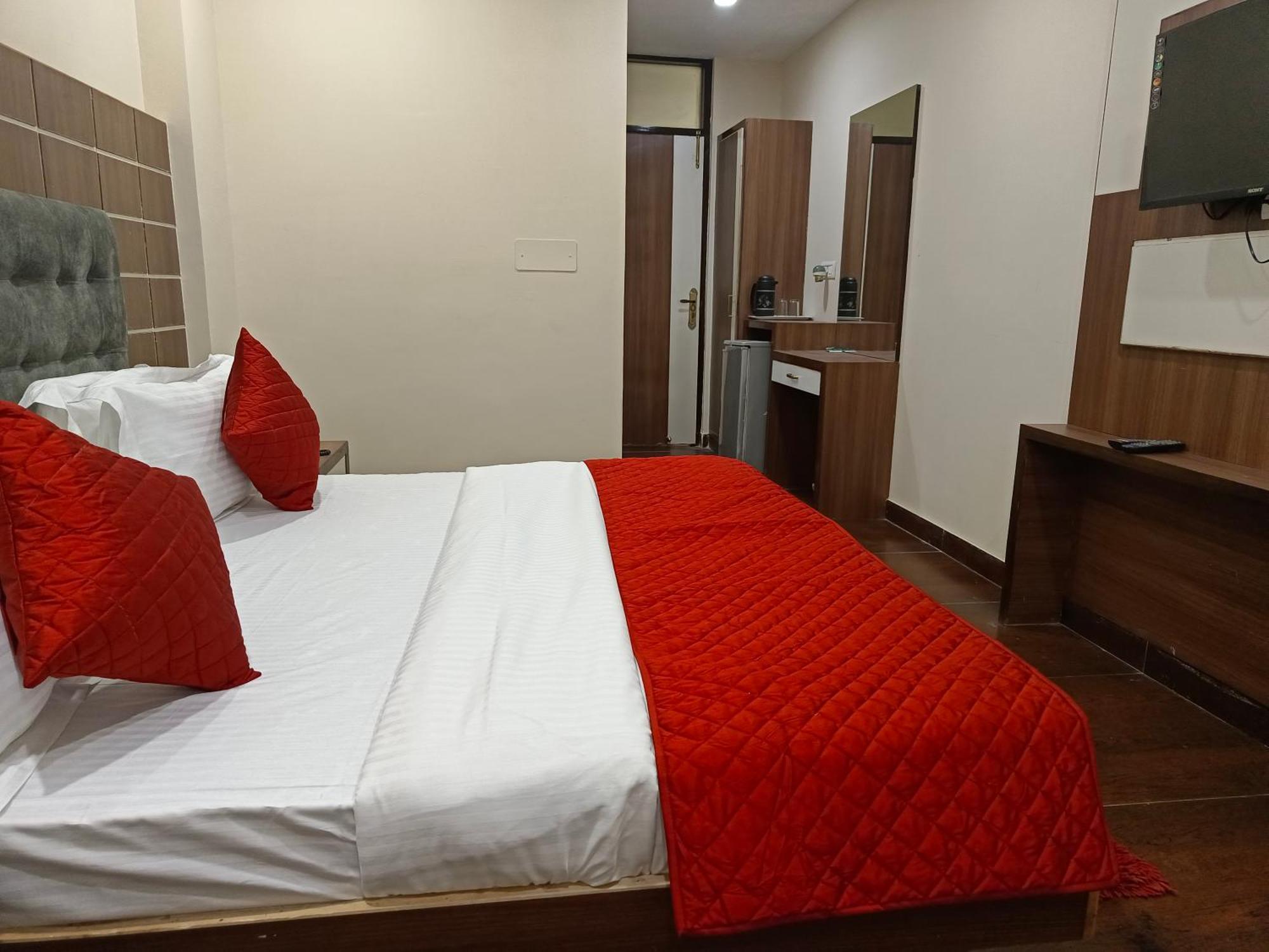 Hotel Batra Home Nizamuddin Нью-Дели Номер фото